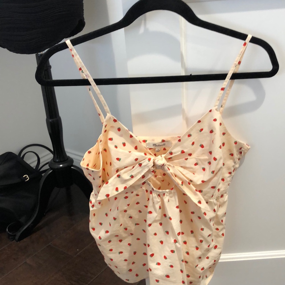 Tie-Front Keyhole Cami Top in Fresh Strawberries